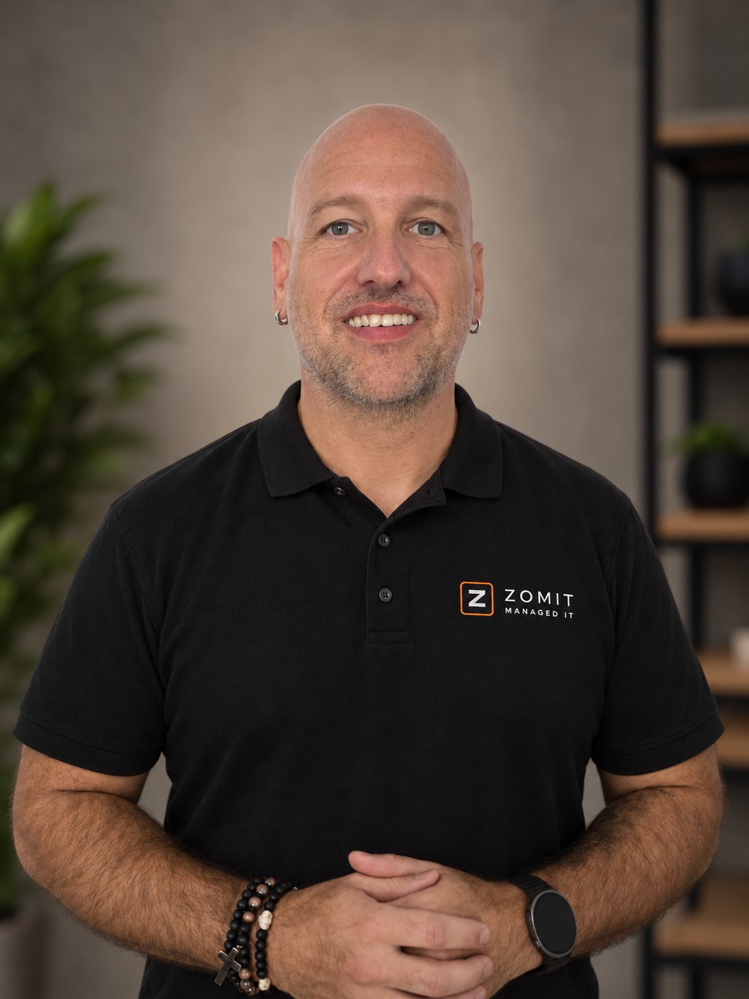 Björn von der zomit GmbH im schwarzen Firmen-Poloshirt