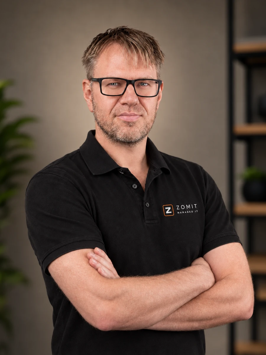 Detlef von der zomit GmbH im schwarzen Firmen-Poloshirt