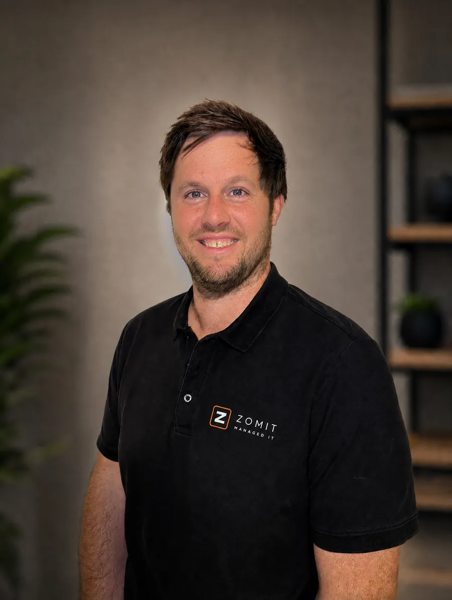 Flo von der zomit GmbH im schwarzen Firmen-Poloshirt