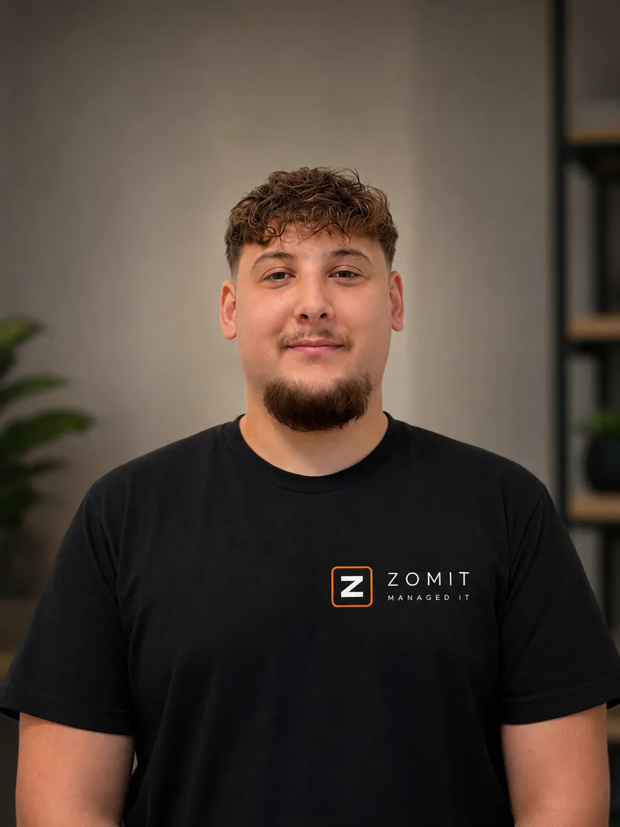 Meik von der zomit GmbH im schwarzen Managed-IT-Firmen-T-Shirt