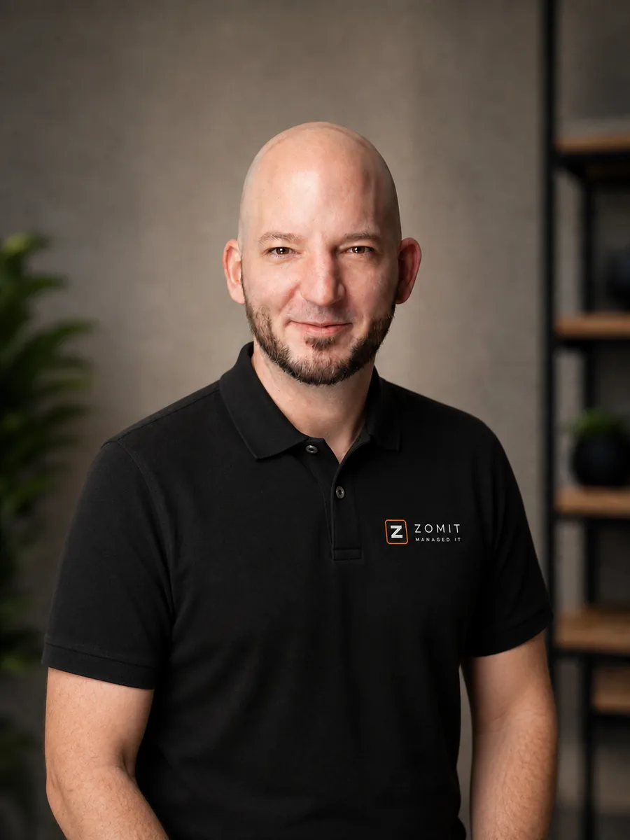 Timo von der zomit GmbH im schwarzen Firmen-Poloshirt